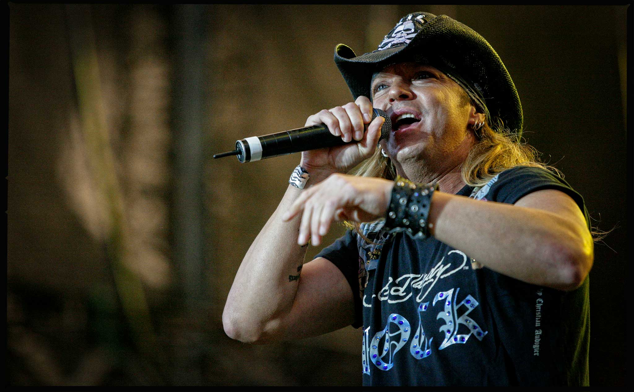 Poison perform live in Wellington New Zealand 2008. Image by Doug Peters.