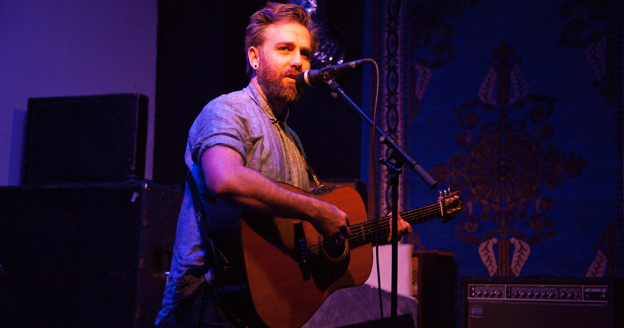 Josh Pyke performing live in Auckland, New Zealand, 2017. Image by Mike Thornton.