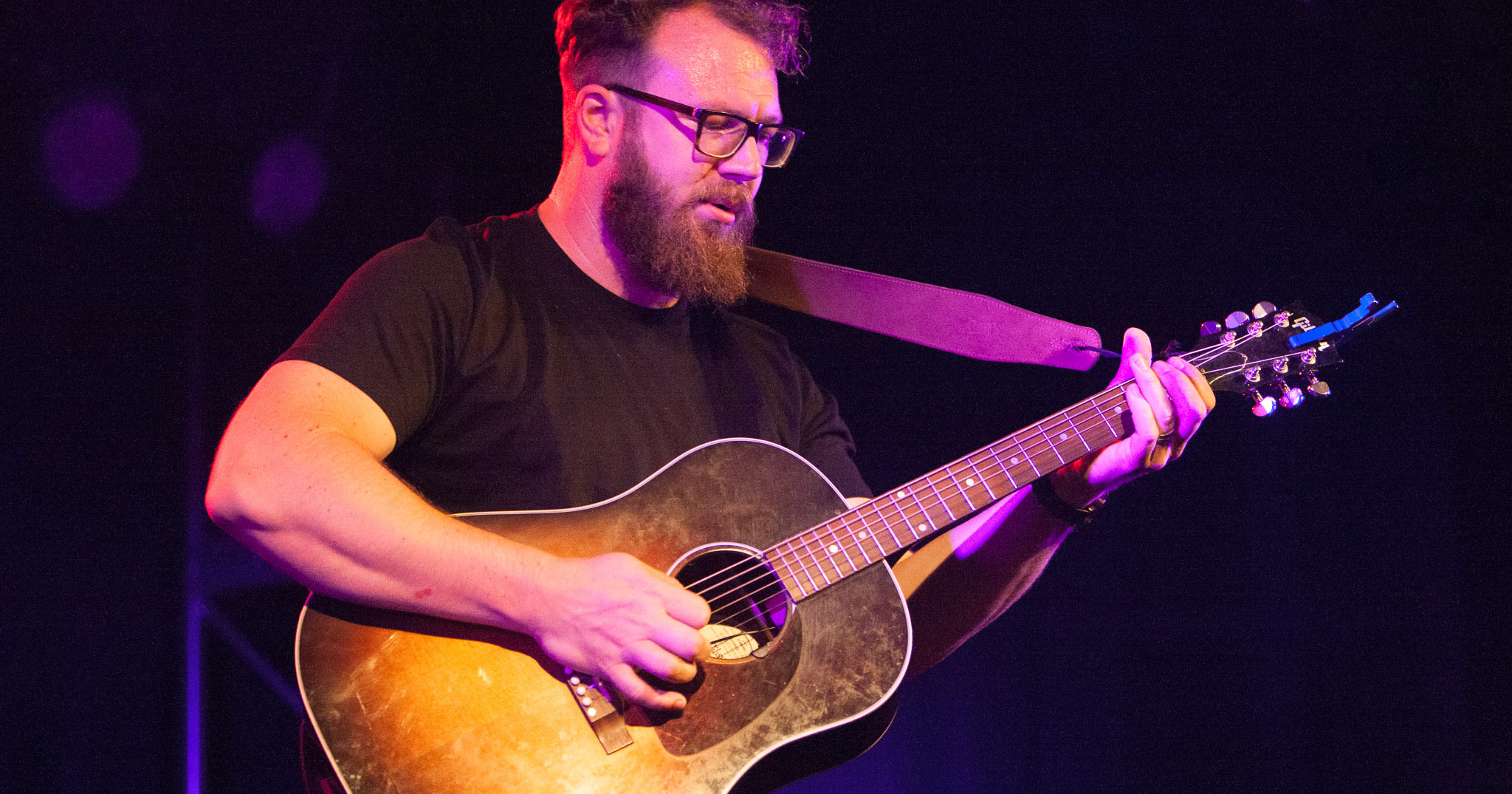 Ben Ottewell performing live at The Tuning Fork, Auckland. Image by Mike Thornton.