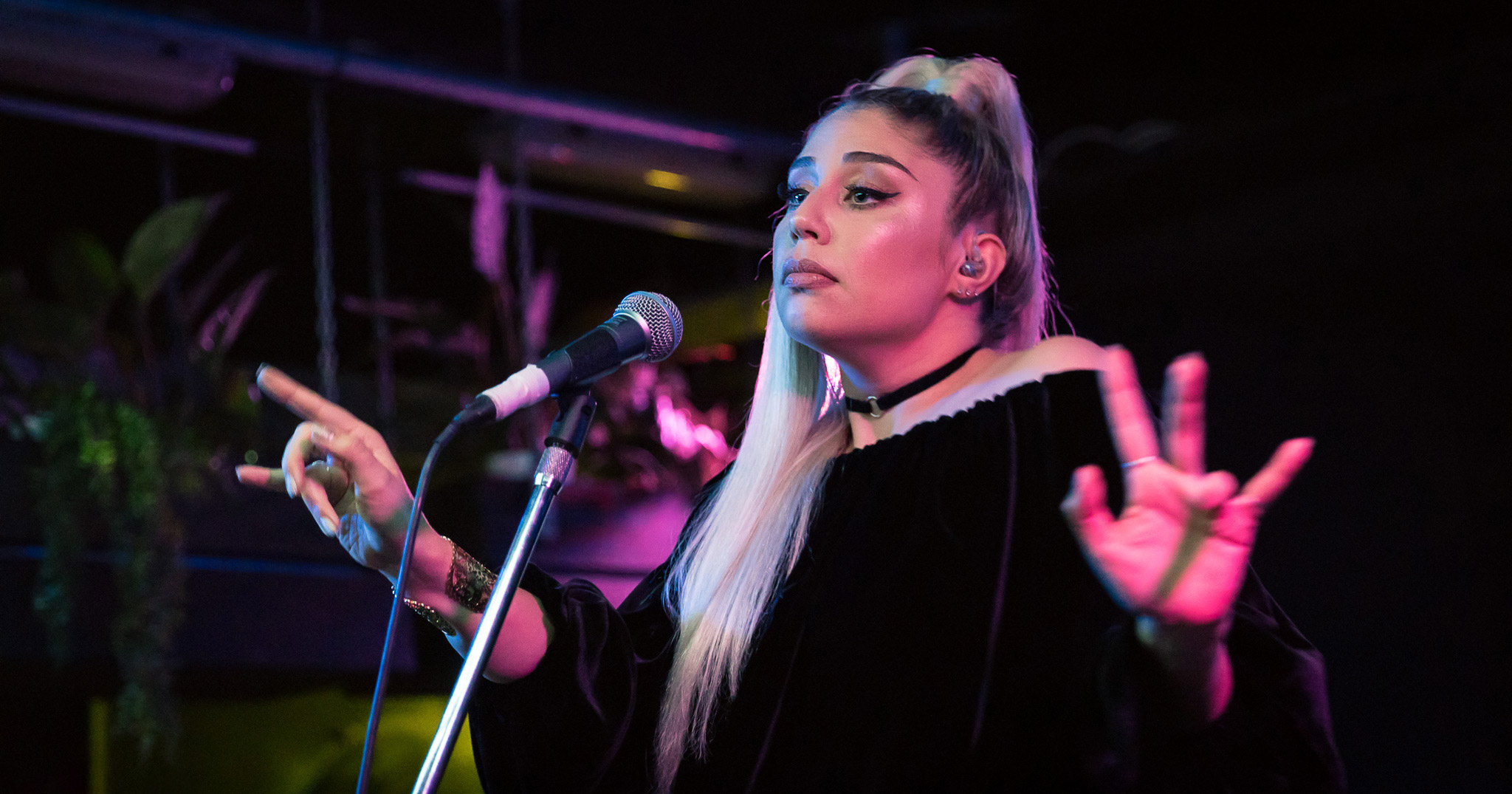 Theia performing live at Neck of the Woods, Auckland 2017. Image by Mike Thornton.