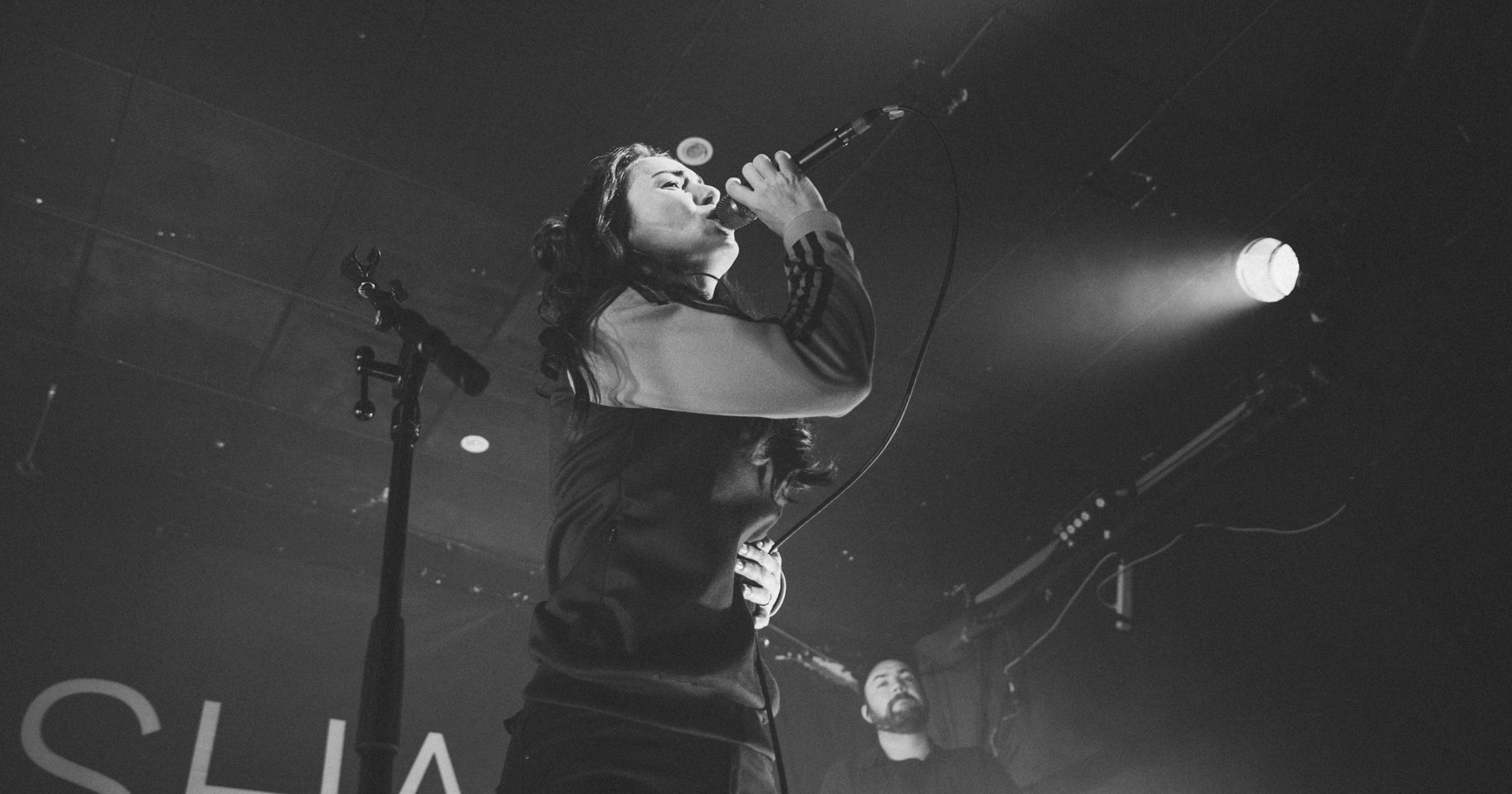 Amy Shark performs live at The Kings Arms, Auckland, New Zealand. Image By Jordan Vickers.