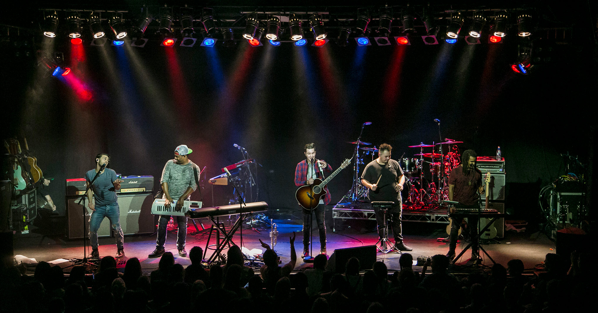 Andy Grammer performs live in Auckland, New Zealand, 2017. Image by LeVic Visual.