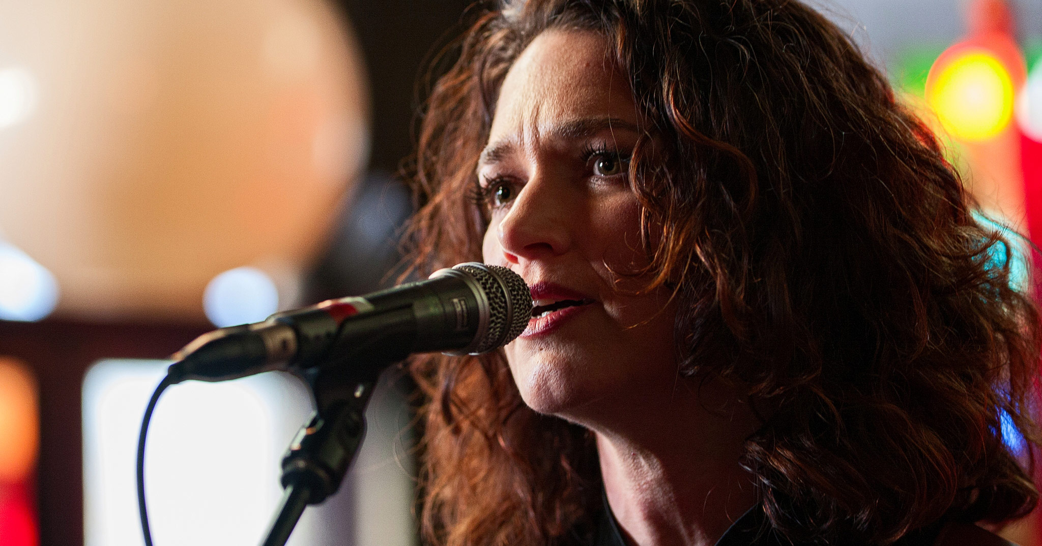 Julia Deans performing live in Auckland New Zealand 2017. Image by Doug Peters.