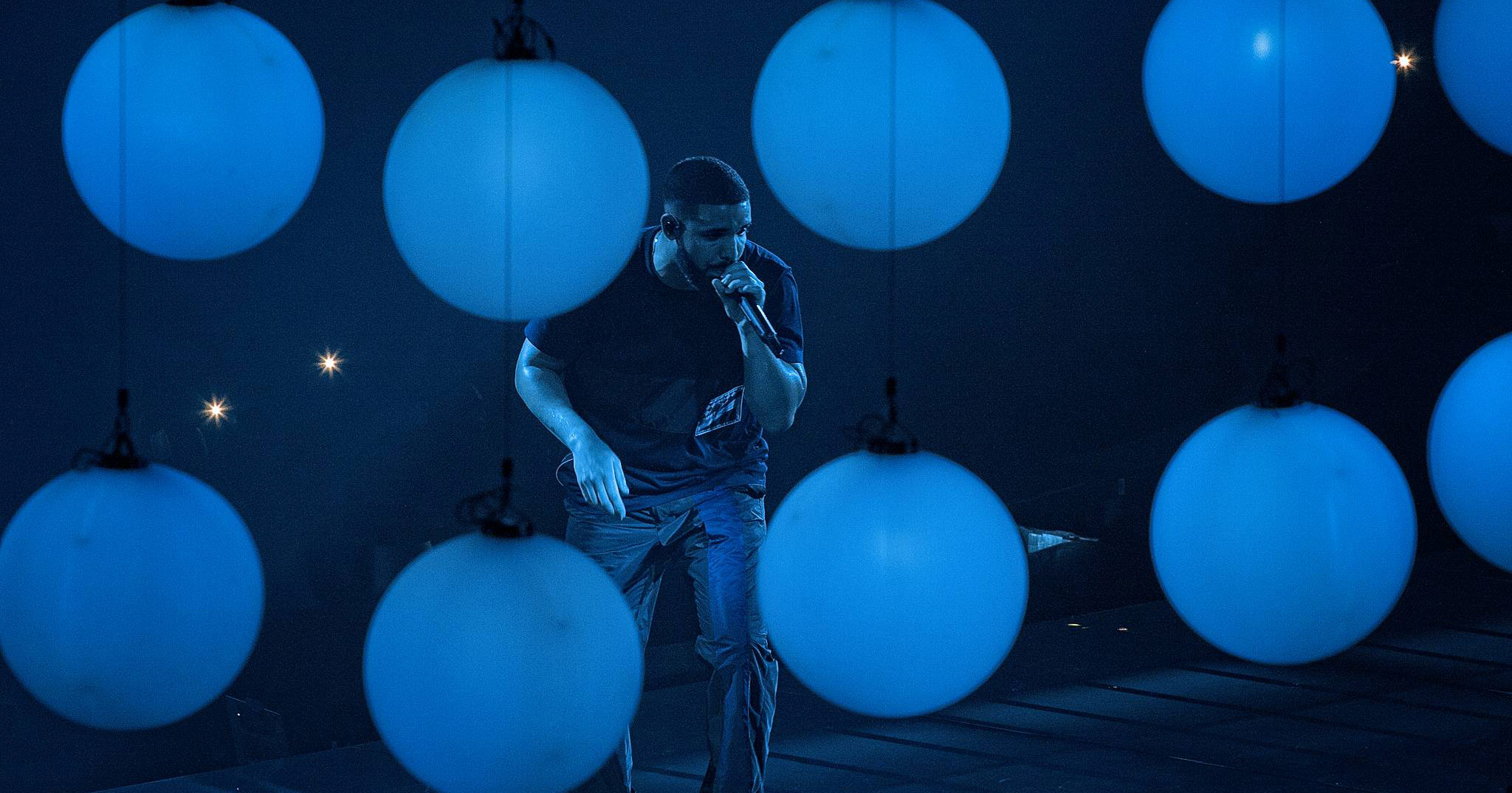 Drake performing live in Auckland, New Zealand, 2017. Image by Doug Peters.
