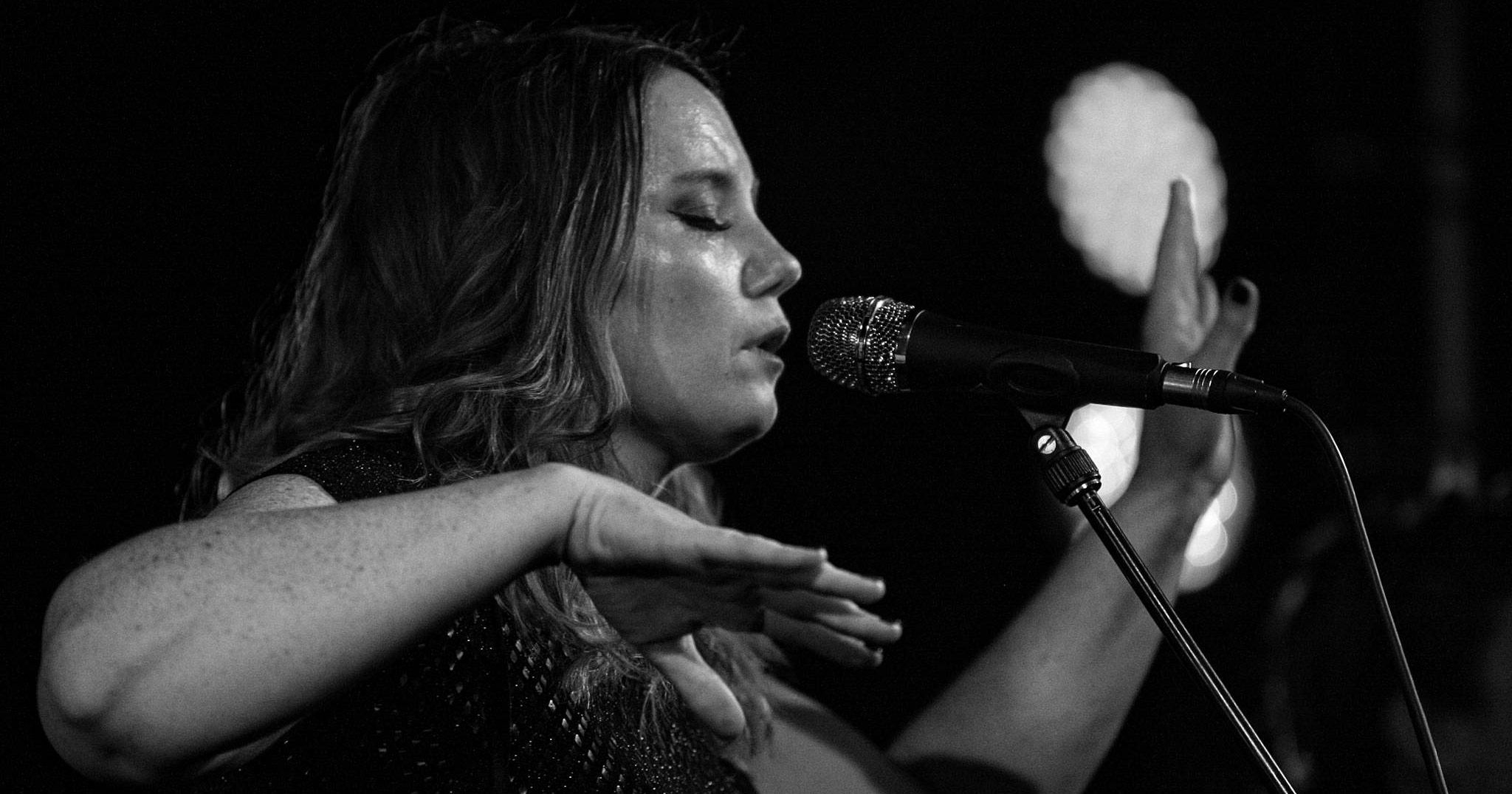 Frazey Ford performing live in Auckland, New Zealand, 2017. Image by Doug Peters.