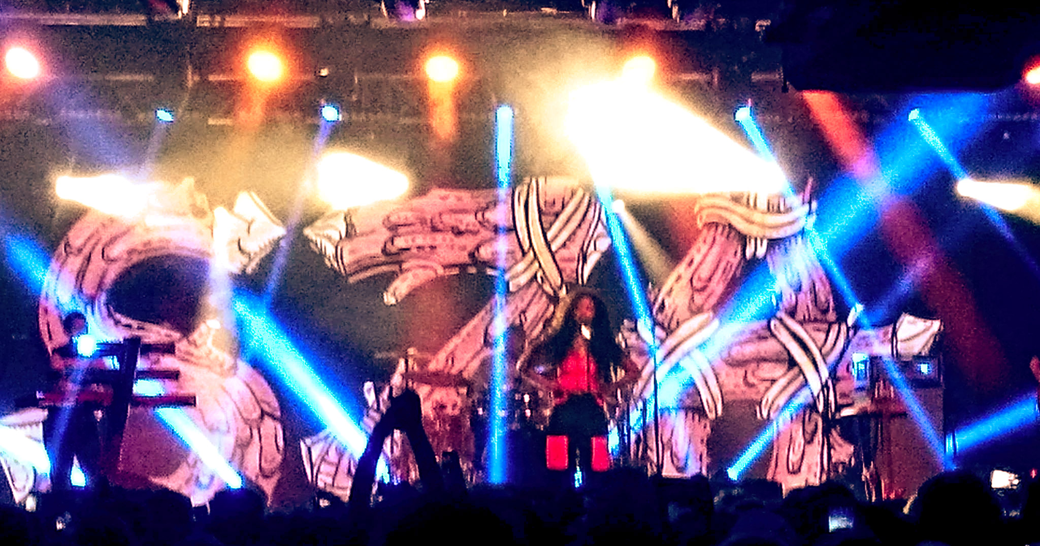 SZA performing live in Auckland, New Zealand 2017. Cell Phone image courtesy of Sarah Kidd.