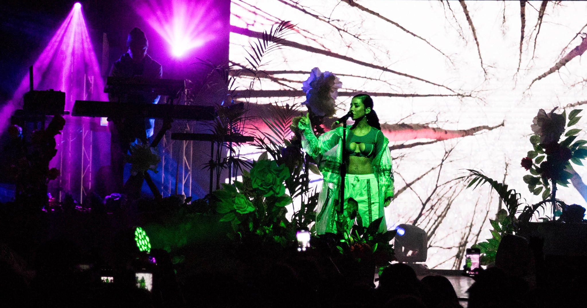 Jhené Aiko performing live in Auckland, New Zealand, 2018. Image by Chontalle Musson.