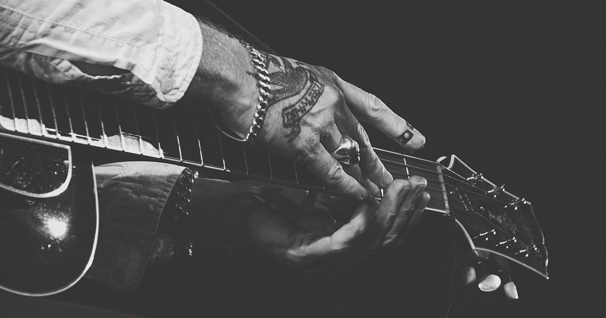 C.W. Stoneking performing live in Auckland, New Zealand, 2019. Image by Sarah Kidd.