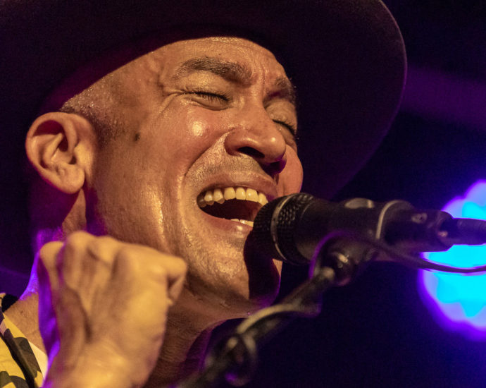Ben Harper performing live in Auckland, New Zealand 2020. Image by ZED Pics.
