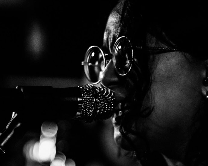 Jay Som performing live in Auckland, New Zealand 2020. Image by Richard Myburgh.
