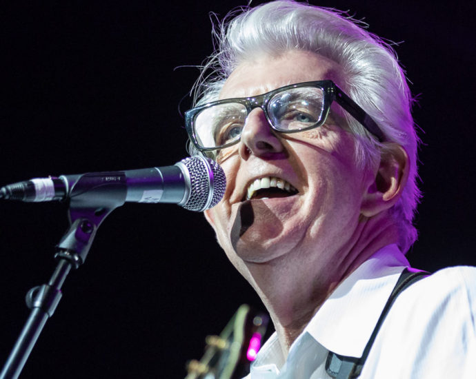 Nick Lowe & Los Straightjackets performing live in Auckland, New Zealand 2020. Image by ZED Pics.