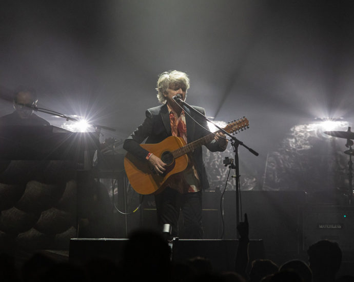 Crowded House performing live in Wellington, New Zealand 2021. Image by Stella Gardiner Photography.