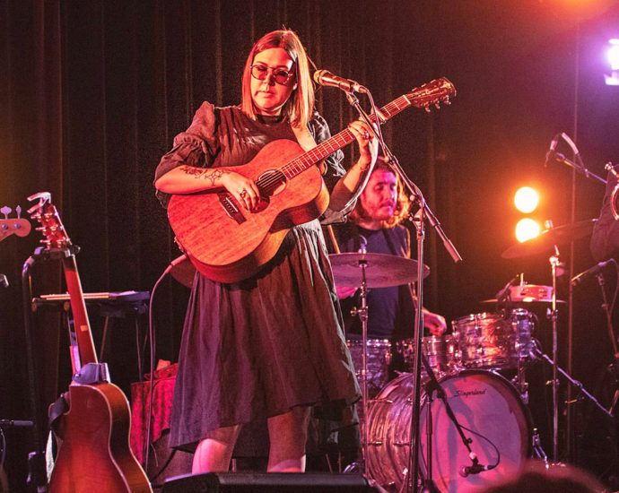 Nadia Reid performing live in Auckland, New Zealand, 2021. Image by Doug Peters.