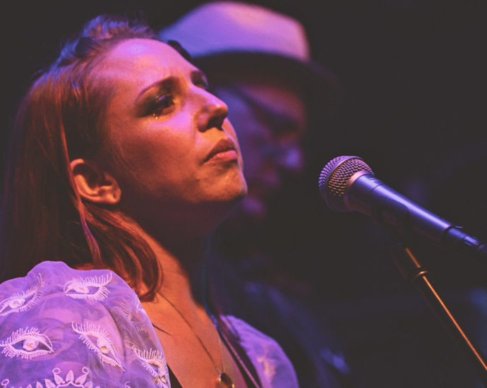 Kendall Elise performing live at Wine Cellar, Auckland New Zealand. Image by Doug Peters.